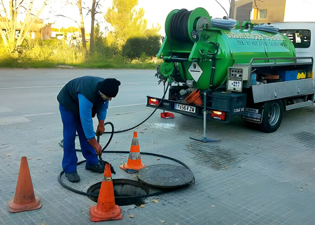 Técnico realizando desatasco de tubería en Mataró